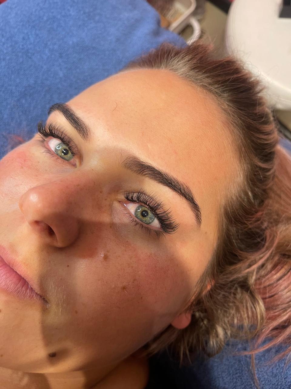 Green-eyed Mimmo Beauty client showing a fresh lash result.